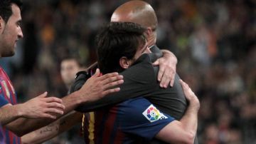 Leo Messi (izq.) y Pep Guardiola se  abrazan  durante el último partido de éste último con el Barcelona.