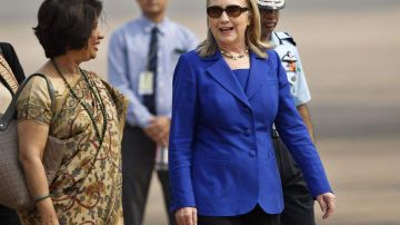 Durante su viaje oficial a la India, Hillary lució unas gruesas gafas de pasta y poco maquillaje.