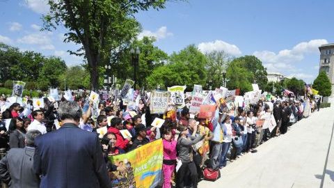 Cientos de manifestantes frente a la Suprema Corte de Justicia rechazan la Ley SB1070 de Arizona.