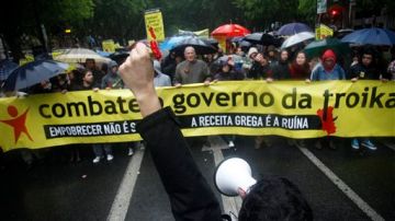 Manifestantes portugueses protestan contra las medidas de austeridad del gobierno luso.