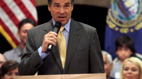 Rick Perry acusó a la administración del presidente de “perpetuar” el reciente aumento en el flujo.