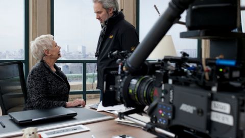 El director Sam Mendes (der.) durante la filmación de 'Skyfall' con Judi Dench M en el filme.