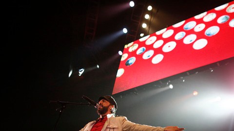 Juan Luis Guerra actuará en el Bowl el 14 de agosto, con Gustavo Dudamel y la Filarmónica de LA.