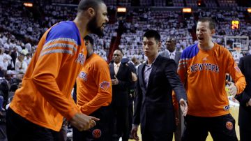 Jeremy Lin (segundo desde la derecha) seguirá por el momento con los Knicks, pero en ropa de civil, debido a que no se ha recuperado lo suficiente para jugar.