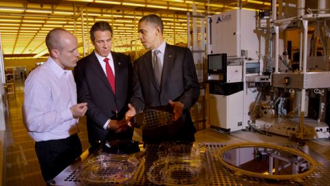 El presidente Barack Obama visitó ayer el Colegio de Nanotecnología e Ingeniería, en Albany, acompañado por el gobernador Andrew Cuomo. Junto a ellos Chris Borst,  vicepresidente encargado de Ingeniería e Integración de dicha institución.