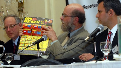 Robert Tiernan (izq.), Director de Consumer Report -junto a Keith H. Gordon, asistente de la fiscalía- muestra las tarjetas de llamadas investigadas.