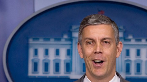 Arne Duncan, secretario de Educación ha dado su respaldo a los matrimonios gays.