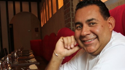 El chef ejecutivo de los restaurantes Mamajuana Cafe, Ricardo Cardona.