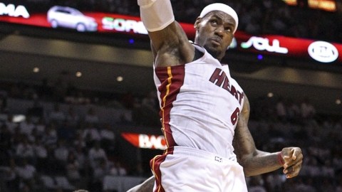 LeBron James anota ante la mirada de los Knicks.