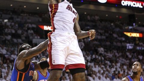 LeBron James anota ante la mirada de los Knicks.
