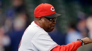 Dusty Baker (izq.)  agradece a Joey Votto después que el primera base definiera la victoria para los Rojos ante los Cerveceros.
