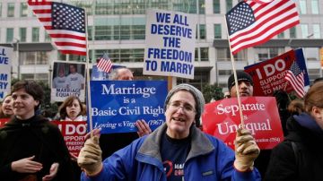 Simpatizantes del matrimonio entre personas del mismo sexo han mantenido una larga  lucha legal en busca de reconocimiento.