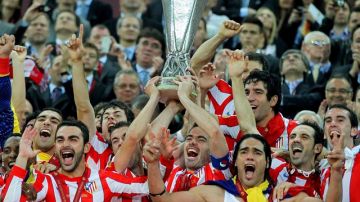 Los jugadores del Atlético de Madrid celebran el título de campeones de la Liga Europa tras golear al Athletic de Bilbao ayer en el National Arena de Bucarest.