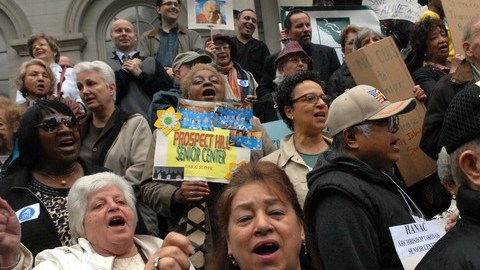 Un numeroso grupo de ancianos llegó hasta las escalinatas de la Alcaldía de Nueva York para manifestar sus preocupaciones sobre el presupuesto.