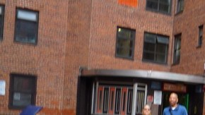 Dorothy Tyler lleva viviendo 60 años en el mismo complejo NYCHA de Loisaida y no se quiere mudar.