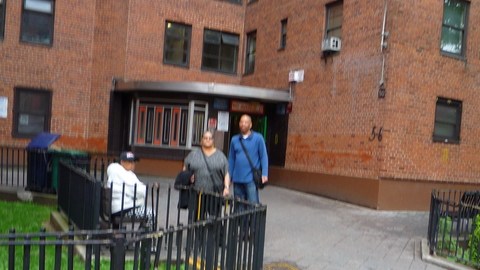 Dorothy Tyler lleva viviendo 60 años en el mismo complejo NYCHA de Loisaida y no se quiere mudar.