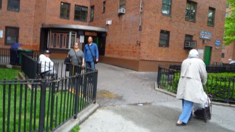 Dorothy Tyler lleva viviendo 60 años en el mismo complejo NYCHA de Loisaida y no se quiere mudar.