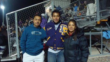 Fotografía cedida de Héctor Jr. Morales (c), de 18 años, acompañado de su padre Héctor Morales y su madre Norma González Galindo, también conocida como Norma Morales.