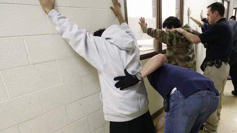 Se han anunciado varios cambios sobre las detenciones por parte de ICE pero líderes comunitarios no creen en mejoras y prevén más deportaciones.