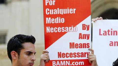 Estudiantes de UCLA se manifiestan en Los Ángeles a favor del DREAM Act.