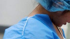 Yulexis una joven de 17 años y que acaba de ser madre de su segundo hijo en  Caracas lo  amamanta en una sala de incubadoras para bebés prematuros.