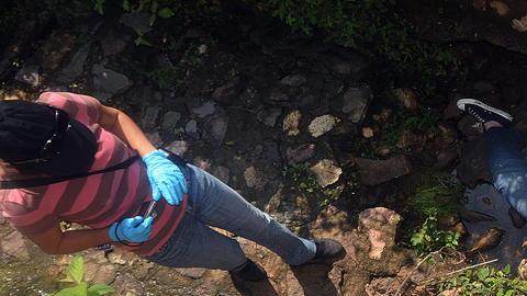 Policías  realizan el levantamiento del periodista y miembro de la comunidad lésbica, transgénero y bisexual, Erick Martínez.