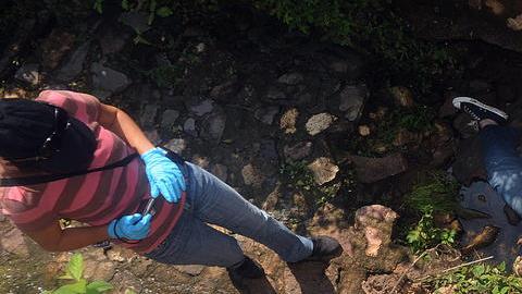 Policías  realizan el levantamiento del periodista y miembro de la comunidad lésbica, transgénero y bisexual, Erick Martínez.