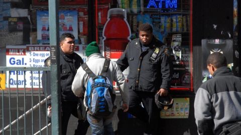 Policías vigilan la estación Grand St. en Brooklyn.