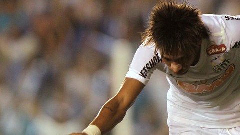 Neymar festeja uno de sus dos goles de ayer, ante el Bolívar,  en el par- tido de vuelta de octavos de final. Ahora sigue el Vélez Sarsfield.