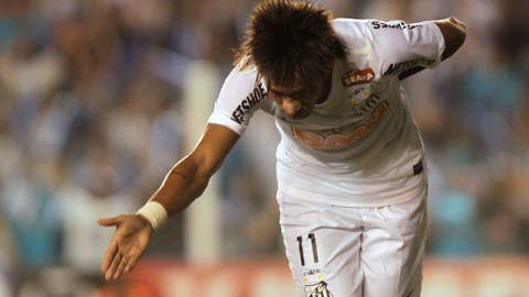 Neymar festeja uno de sus dos goles de ayer, ante el Bolívar, en el par- tido de vuelta de octavos de final. Ahora sigue el Vélez Sarsfield.