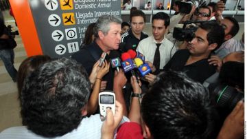 Víctor Manuel Vucetich, técnico del Monterrey, atiende a la prensa.