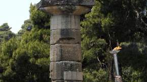 Esta sacerdotisa sostiene la antorcha  que fue encendida ayer en la antigua Olimpia para comenzar su recorrido de 2,896 kilómetros.