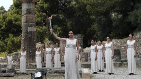 Esta sacerdotisa sostiene la antorcha que fue encendida ayer en la antigua Olimpia para comenzar su recorrido de 2,896 kilómetros.