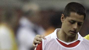 Javier 'Chicharito' Hernández (izq) con el entrenador del Manchester United, Alex Ferguson, durante una práctica.