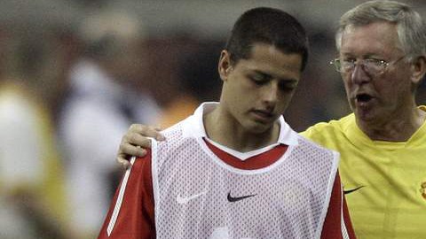 Javier 'Chicharito' Hernández (izq) con el entrenador del Manchester United, Alex Ferguson, durante una práctica.