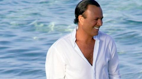 El cantante español ha cantado durante más de cuatro décadas.