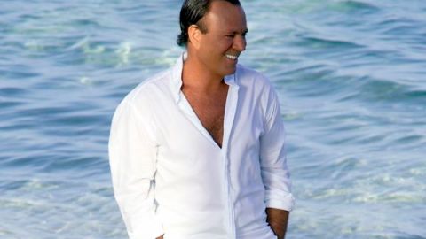 El cantante español ha cantado durante más de cuatro décadas.