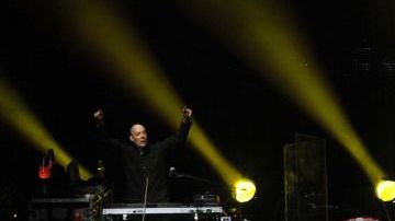 Con mariachi,  Paul McCartney cautivó  esta noche a miles de seguidores que se congregaron en el Zócalo.