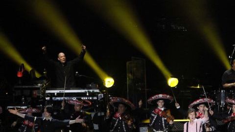Con mariachi,  Paul McCartney cautivó  esta noche a miles de seguidores que se congregaron en el Zócalo.