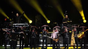 Con mariachi,  Paul McCartney cautivó  esta noche a miles de seguidores que se congregaron en el Zócalo.
