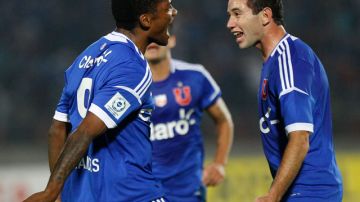Junior Fernández (izq.) celebra con  su compañero  Eugenio Mena tras marcar el primer gol de Universidad de Chile ante Deportivo Quito.