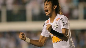 El astro Neymar aportó dos tantos en la paliza del Santos al Bolívar por 8-0.