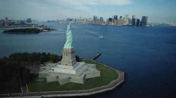 Un viaje en  lancha entre Bajo Manhattan y Staten Island dura 25 minutos y se puede disfrutar de la vista de la estatua de Libertad.