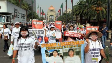 Madres buscando a sus hijos y buscando justicia" marchan sobre Paseo de la Reforma rumbo al Ángel de la Independencia.