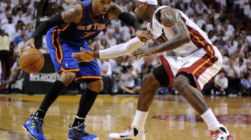LeBron James (der.) del Heat, le ganó el duelo personal a Carmelo Anthony de los Knicks que lo intentó todo pero se quedó corto una vez más.