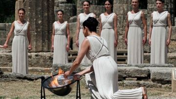 La actriz Ino Menegaki encendió ayer la llama olímpica  en Grecia.