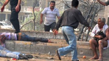 Dos cuerpos yacen en el piso tras el atentado con carro bomba en  Damasco.