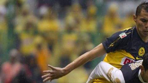 Erik Pimentel del América pelea por el balón contra el jugador Mauro Cejas del Pachuca en el partido disputado el sábado 5 de mayo.