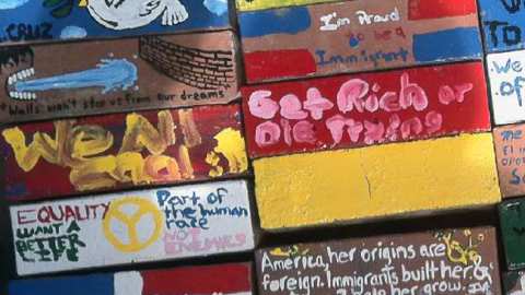 Desde el 12 de mayo, la gente podrá escribir sus mensajes sobre derechos humanos e inmigración en el muro de la plaza memorial de Hostos Community College.
