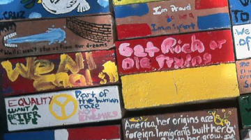 Desde el 12 de mayo, la gente podrá escribir sus mensajes sobre derechos humanos e inmigración en el muro de la plaza memorial de Hostos Community College.